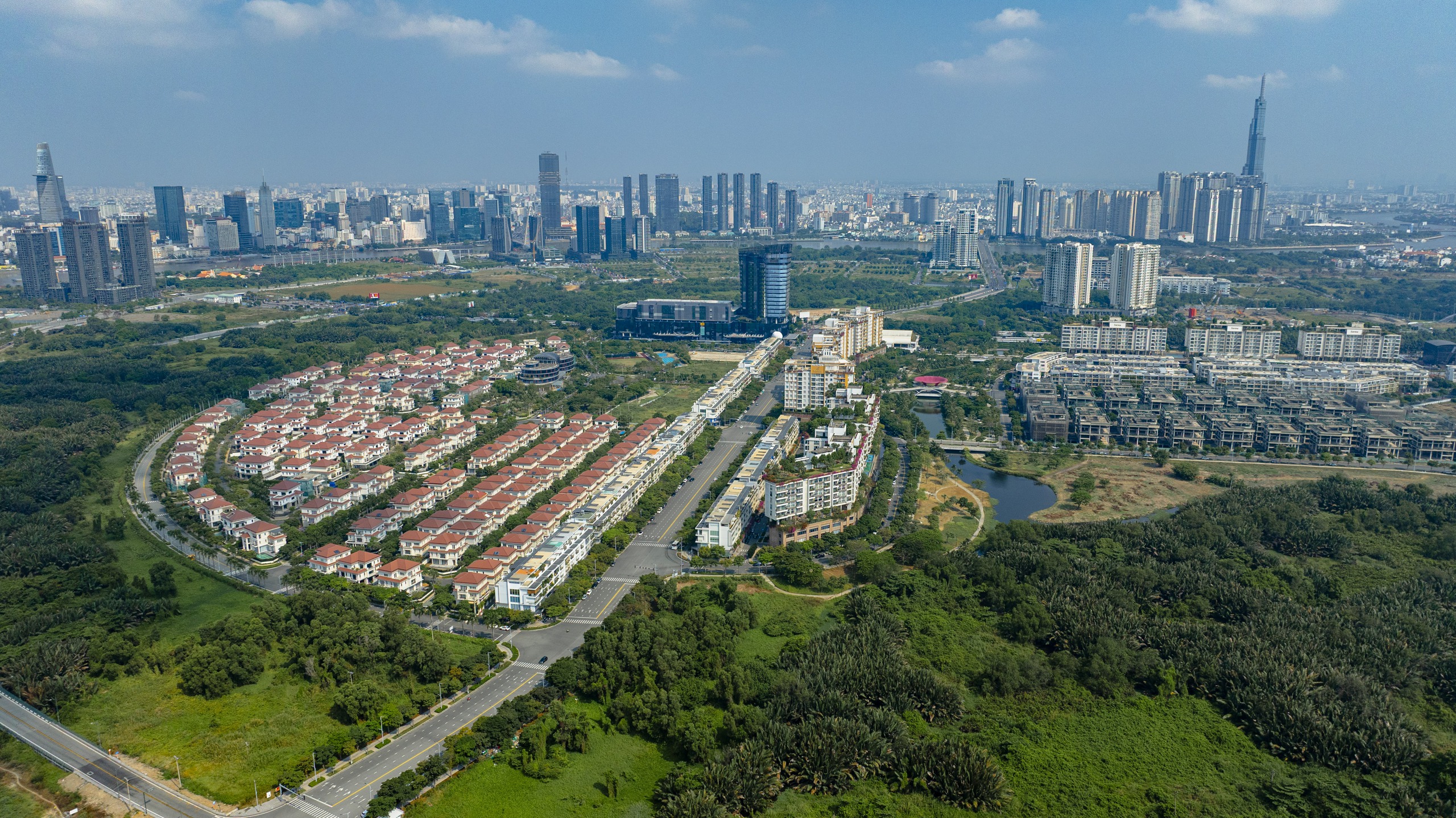 Những khu đô thị không ở lõi trung tâm vẫn có giá trên 300 triệu đồng/m2 ở TP.HCM - Ảnh 1.
