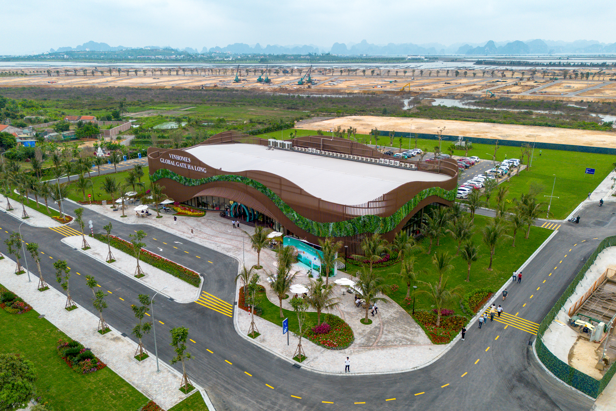 Toàn cảnh  khu được mở bán đầu tiên tại dự án 18 tỷ USD của Vinhomes: Rộng gấp 9 lần khu phố cổ hà nội, có ga cuối của tuyến đường sắt 5 tỷ USD, bán hết 80% giỏ hàng trong 36 tiếng - Ảnh 11.