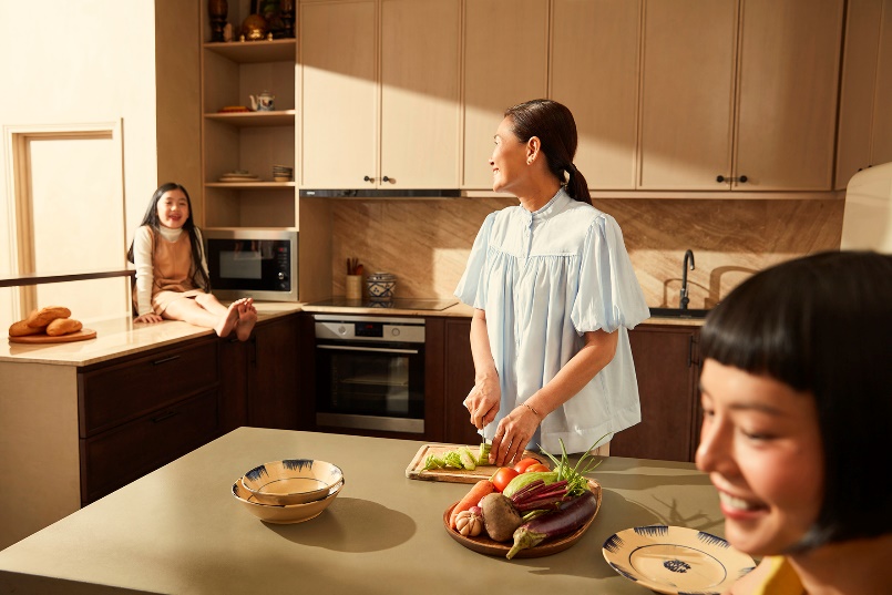 Khảo sát từ Sun Life: Trách nhiệm chăm sóc gia đình khiến phụ nữ Việt Nam đối mặt với “ba tầng áp lực”- Ảnh 2.