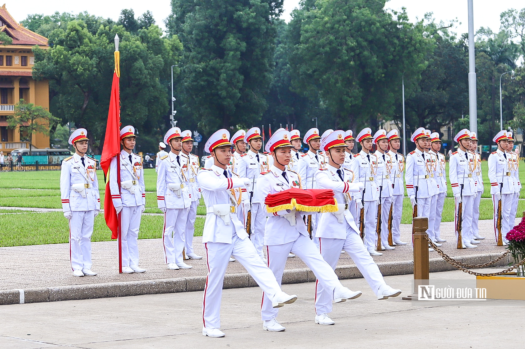 Trang nghiêm nghi lễ thượng cờ kỷ niệm 136 năm ngày sinh Chủ tịch Hồ Chí Minh- Ảnh 4.