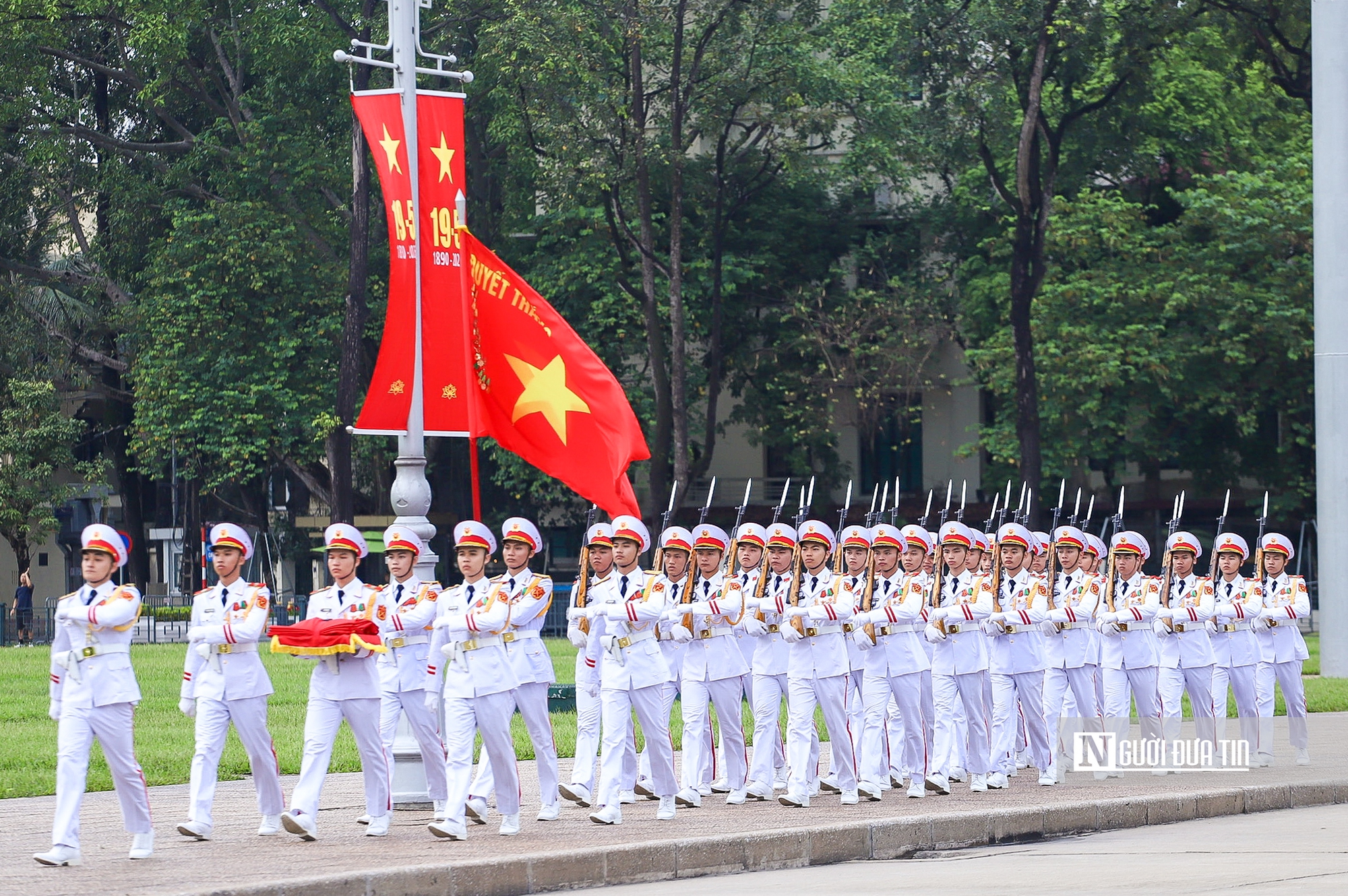 Trang nghiêm nghi lễ thượng cờ kỷ niệm 136 năm ngày sinh Chủ tịch Hồ Chí Minh- Ảnh 2.