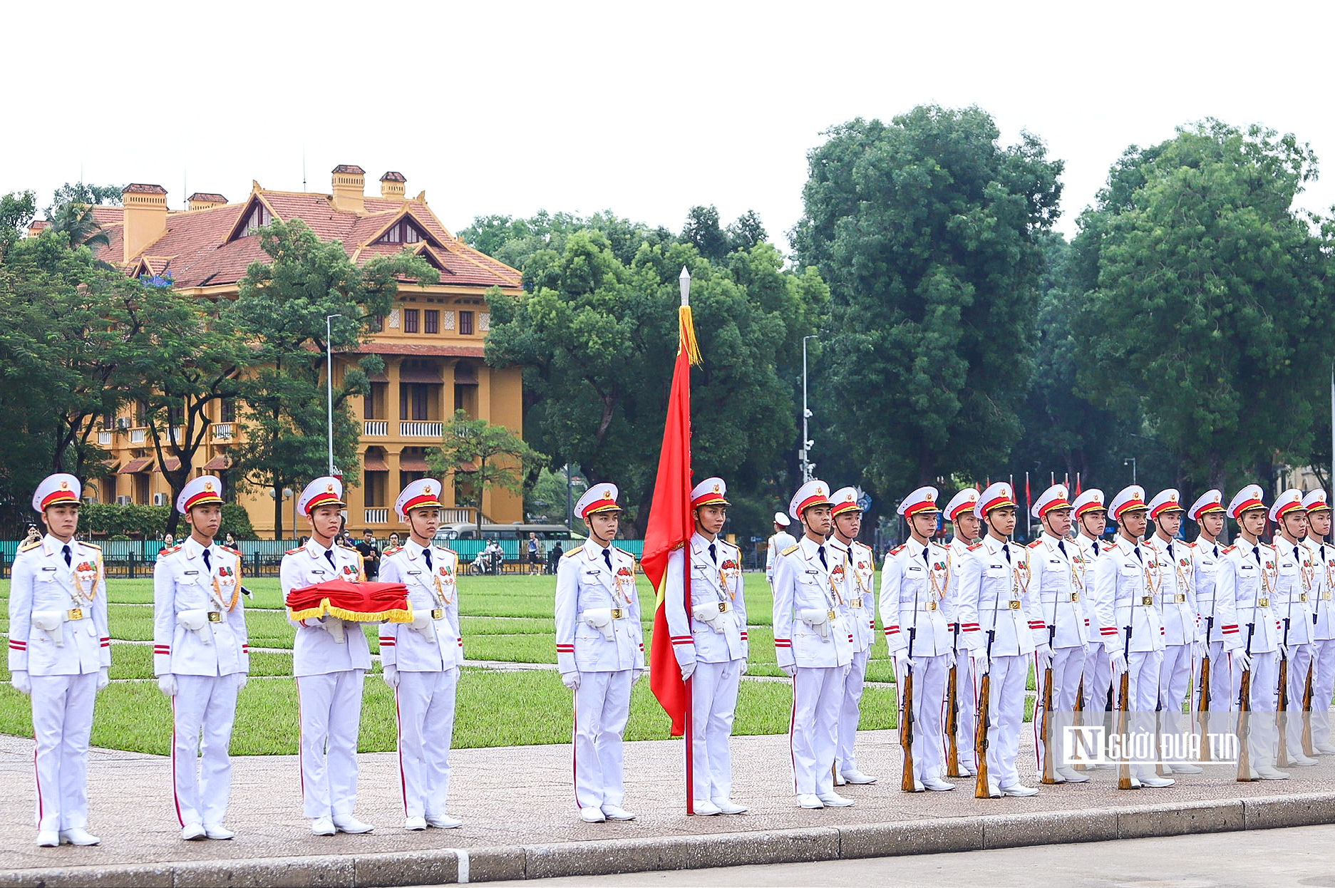 Trang nghiêm nghi lễ thượng cờ kỷ niệm 136 năm ngày sinh Chủ tịch Hồ Chí Minh- Ảnh 3.