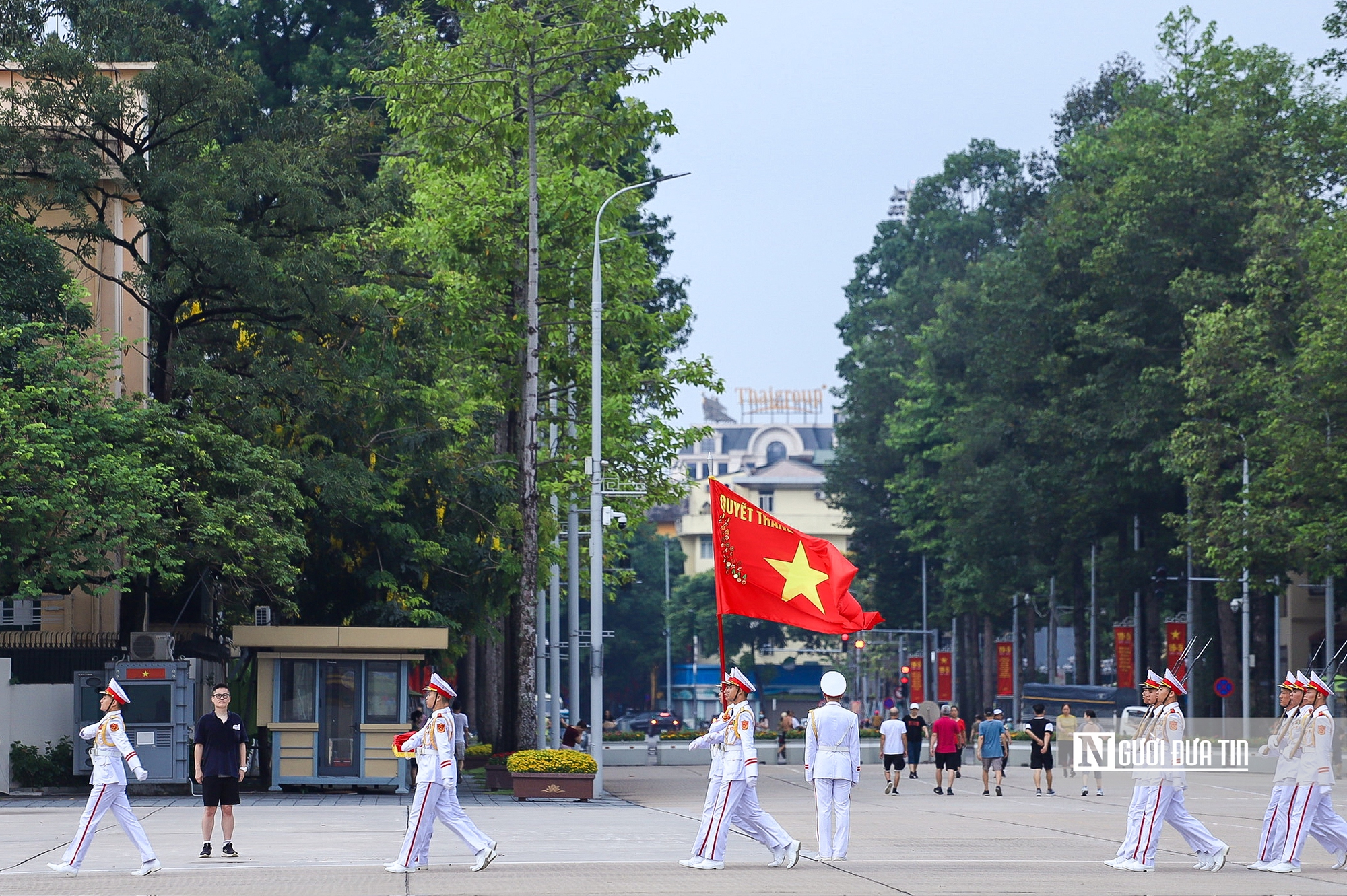 Trang nghiêm nghi lễ thượng cờ kỷ niệm 136 năm ngày sinh Chủ tịch Hồ Chí Minh- Ảnh 1.