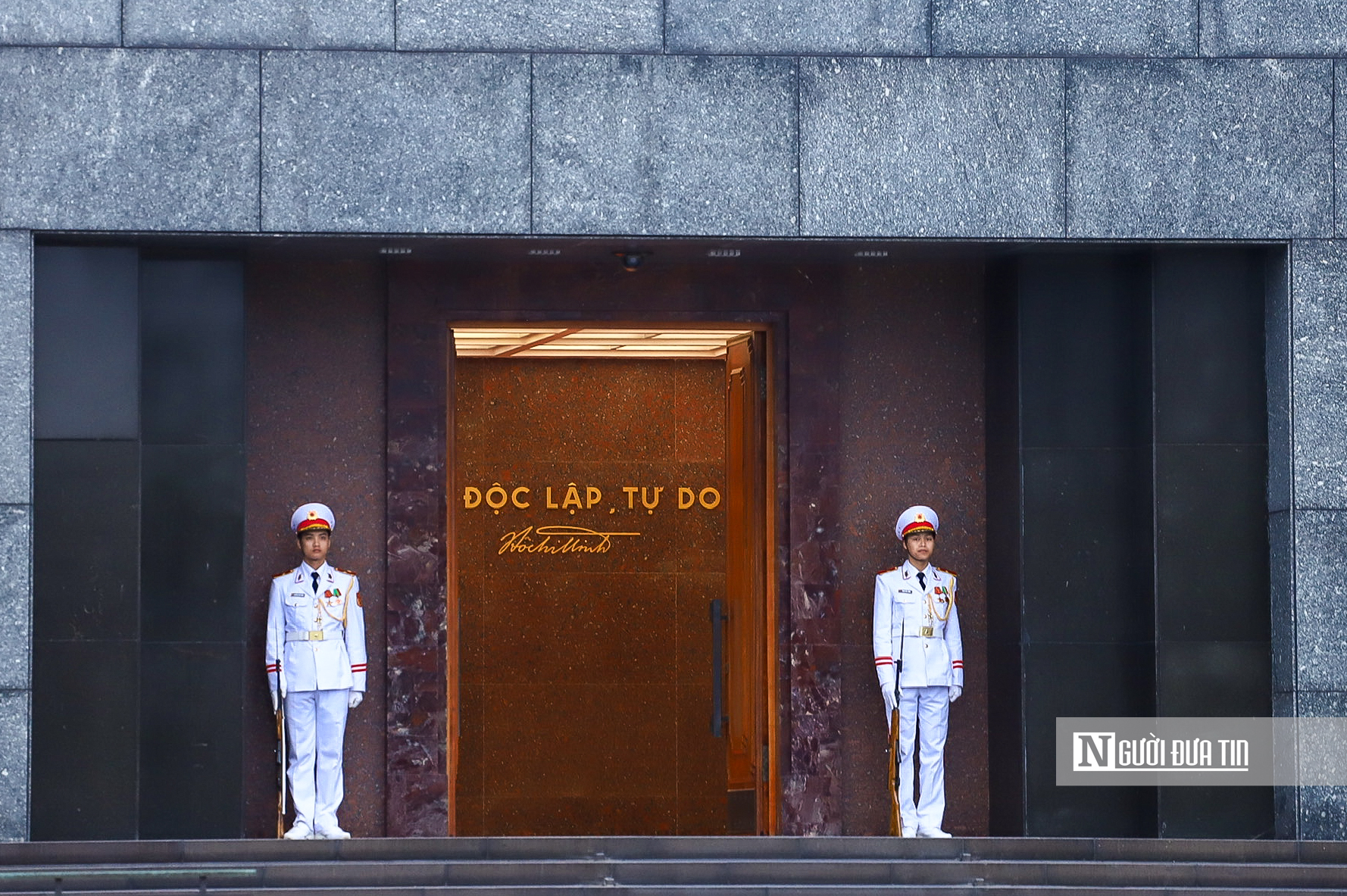 Trang nghiêm nghi lễ thượng cờ kỷ niệm 136 năm ngày sinh Chủ tịch Hồ Chí Minh- Ảnh 12.