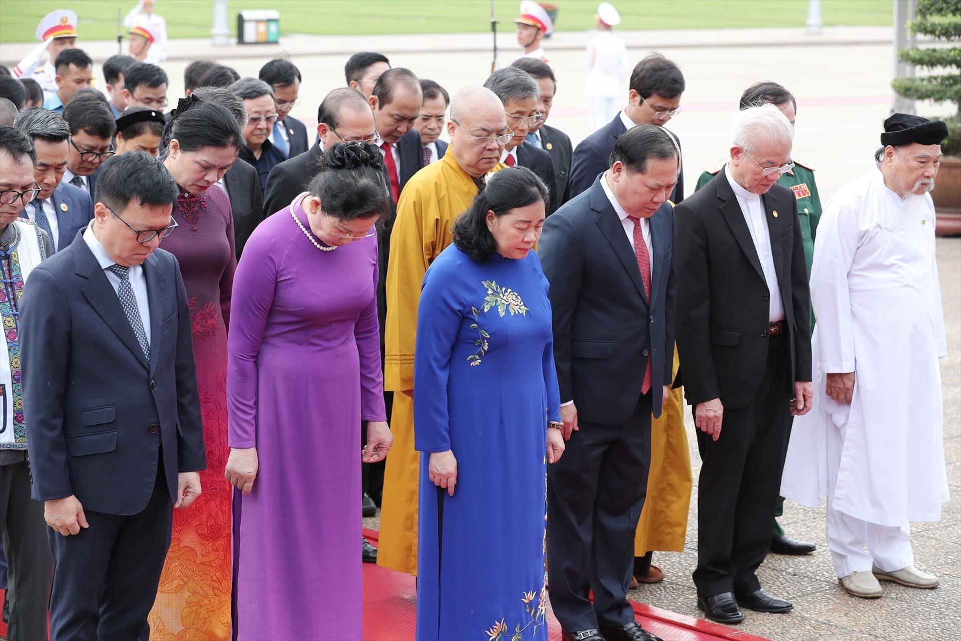 Lãnh đạo Đảng, Nhà nước vào Lăng viếng Chủ tịch Hồ Chí Minh - Ảnh 2.