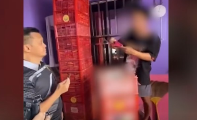 Đột kích nhiều kho hàng, cảnh sát thu giữ hơn 55.000 sản phẩm dầu gội, xà phòng, kem dưỡng da,...giả chứa kim loại nặng - Ảnh 1. Đột kích nhiều kho hàng, cảnh sát thu giữ hơn 55.000 sản phẩm dầu gội, xà phòng, kem dưỡng da,...giả chứa kim loại nặng - Ảnh 1.