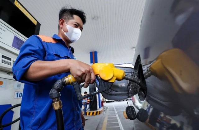 Giá xăng giảm 1.300 đồng mỗi lít - Ảnh 1.