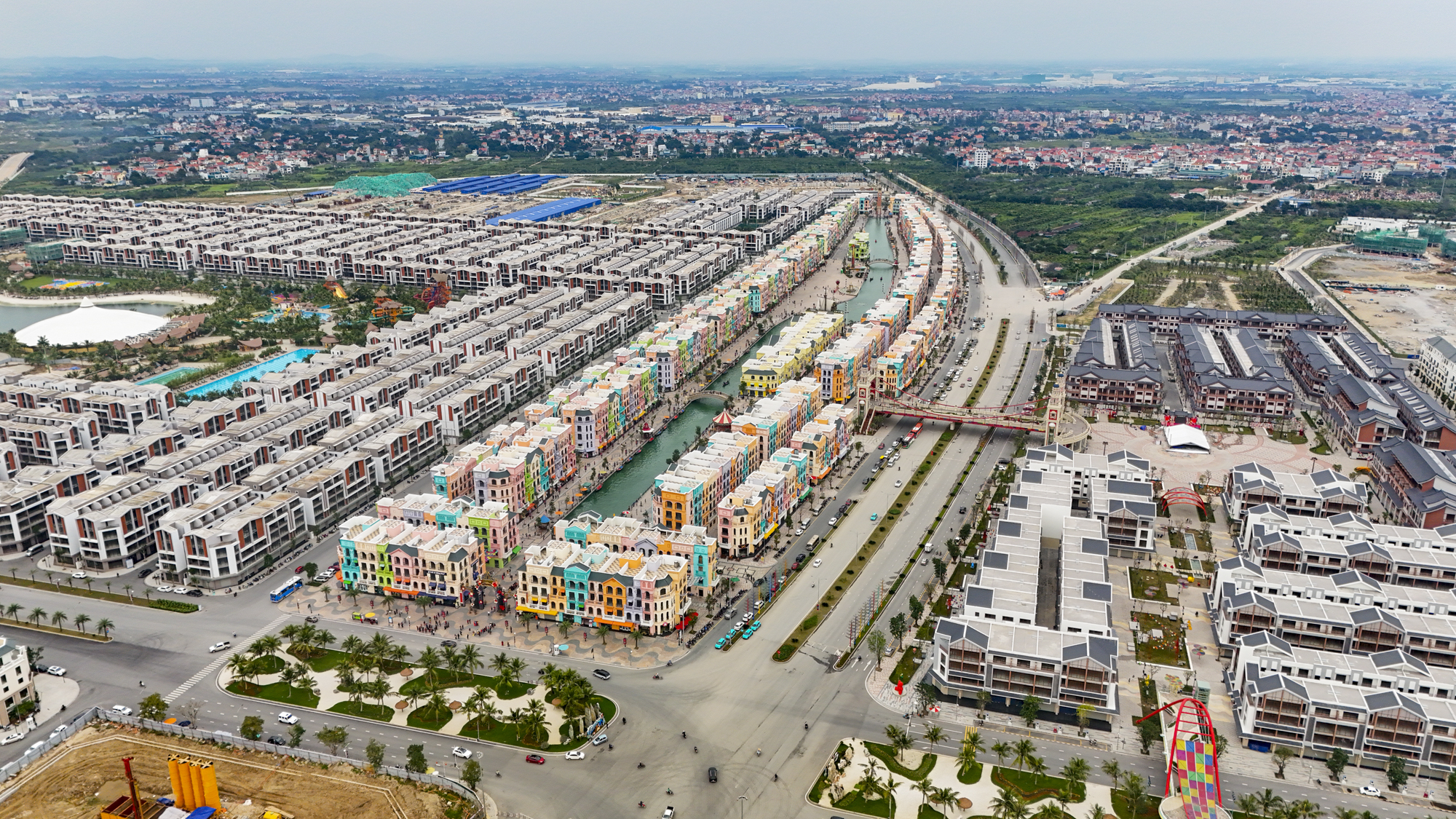 So sánh “đại bản doanh” của Vinhomes và Sun Group: Nơi có hơn 20 dự án, nơi lập đế chế du lịch – hạ tầng - Ảnh 4.