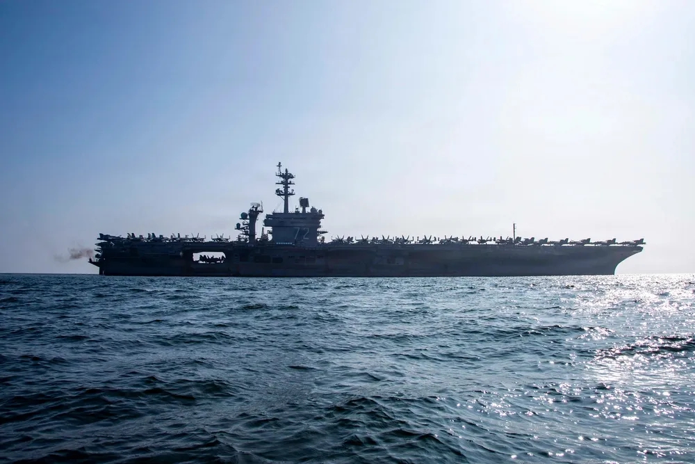 Hàng trăm tàu vẫn 'án binh bất động' ở Hormuz: Kịch bản giải cứu của ông Trump vẫn chưa đủ 'lực'? - Ảnh 1.