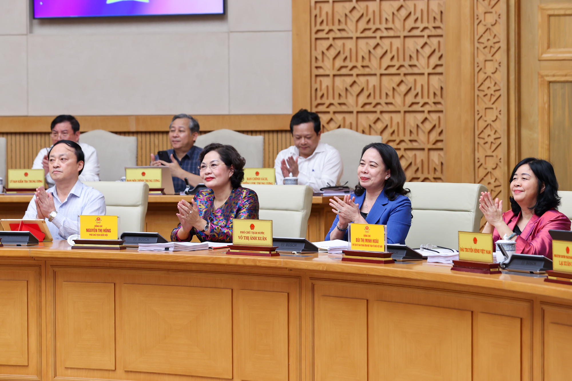 Thủ tướng Lê Minh Hưng chủ trì phiên họp thường kỳ đầu tiên của Chính phủ khóa XVI - Ảnh 3.