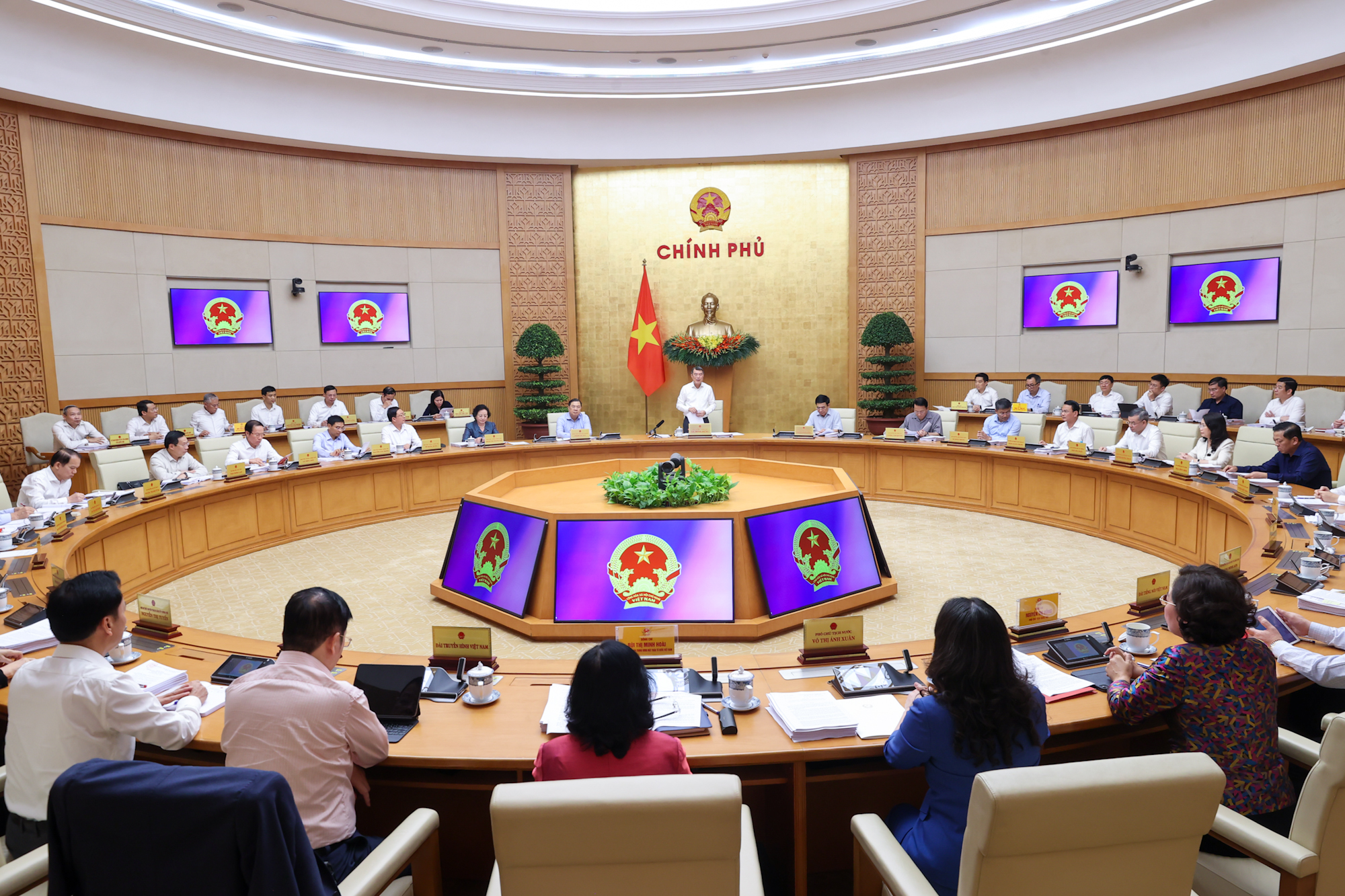 Thủ tướng Lê Minh Hưng chủ trì phiên họp thường kỳ đầu tiên của Chính phủ khóa XVI - Ảnh 2.