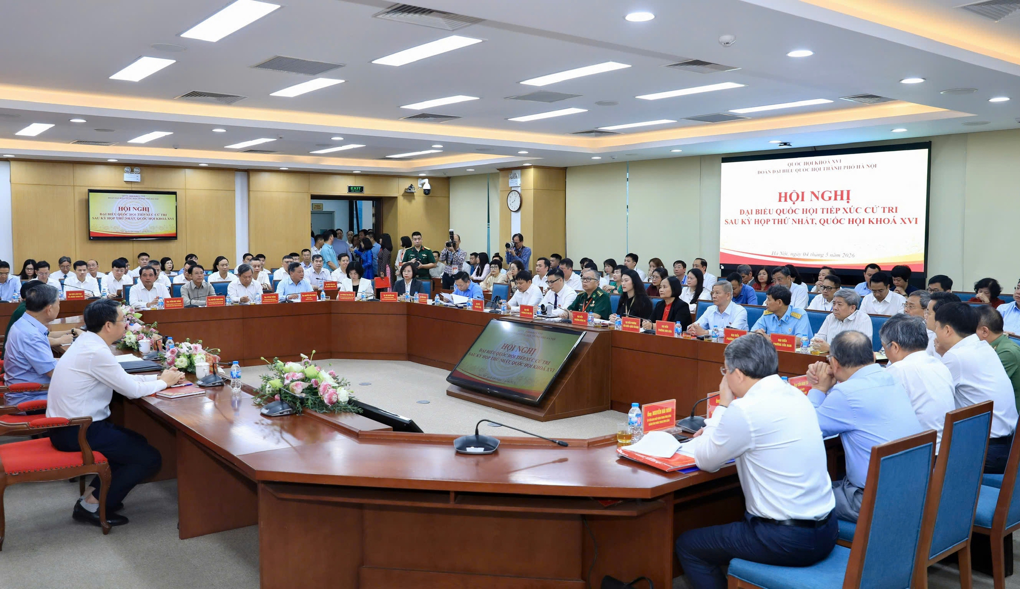 Tổng Bí thư, Chủ tịch nước Tô Lâm tiếp xúc cử tri 10 phường của Hà Nội - Ảnh 6.