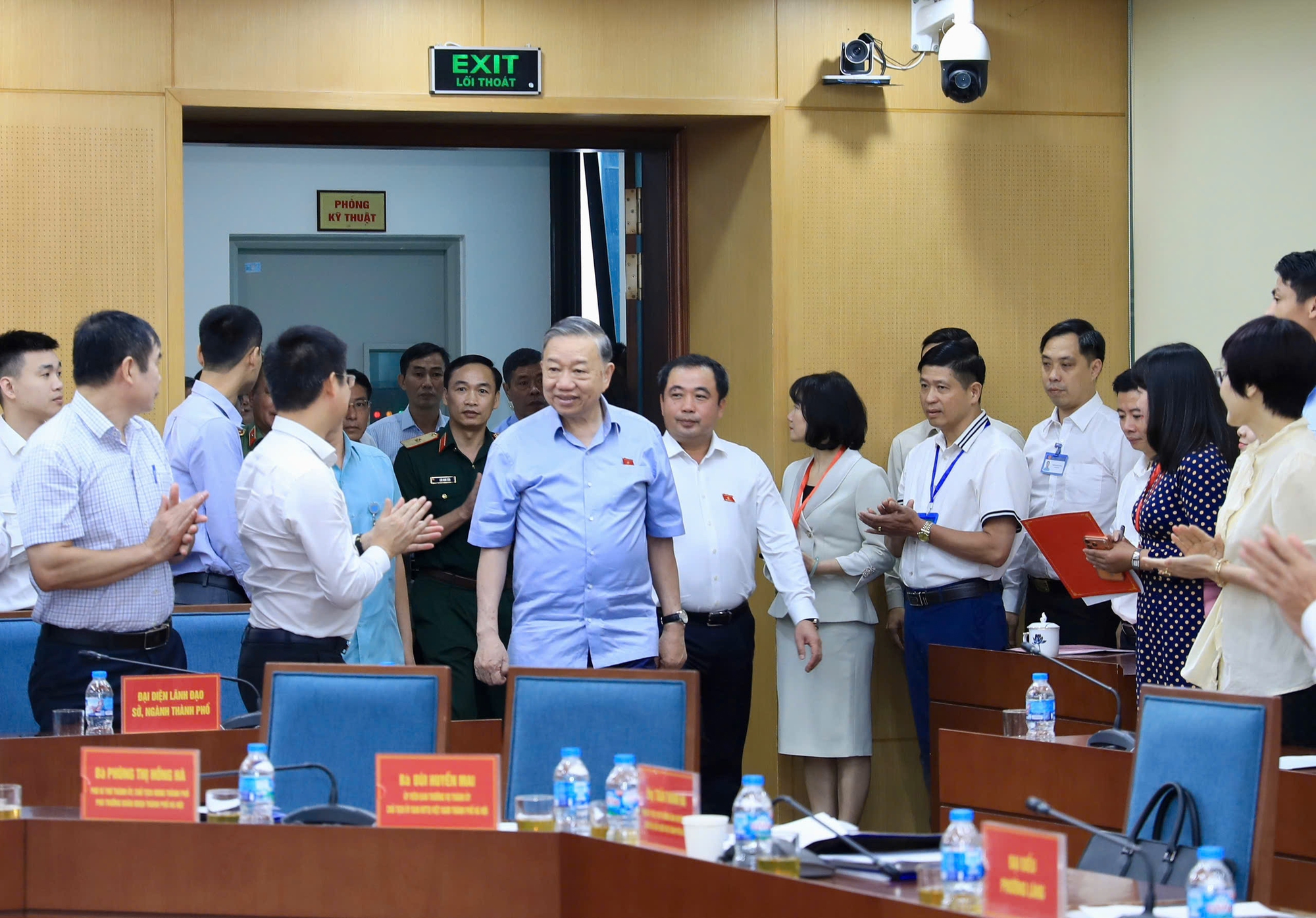 Tổng Bí thư, Chủ tịch nước Tô Lâm tiếp xúc cử tri 10 phường của Hà Nội - Ảnh 1.