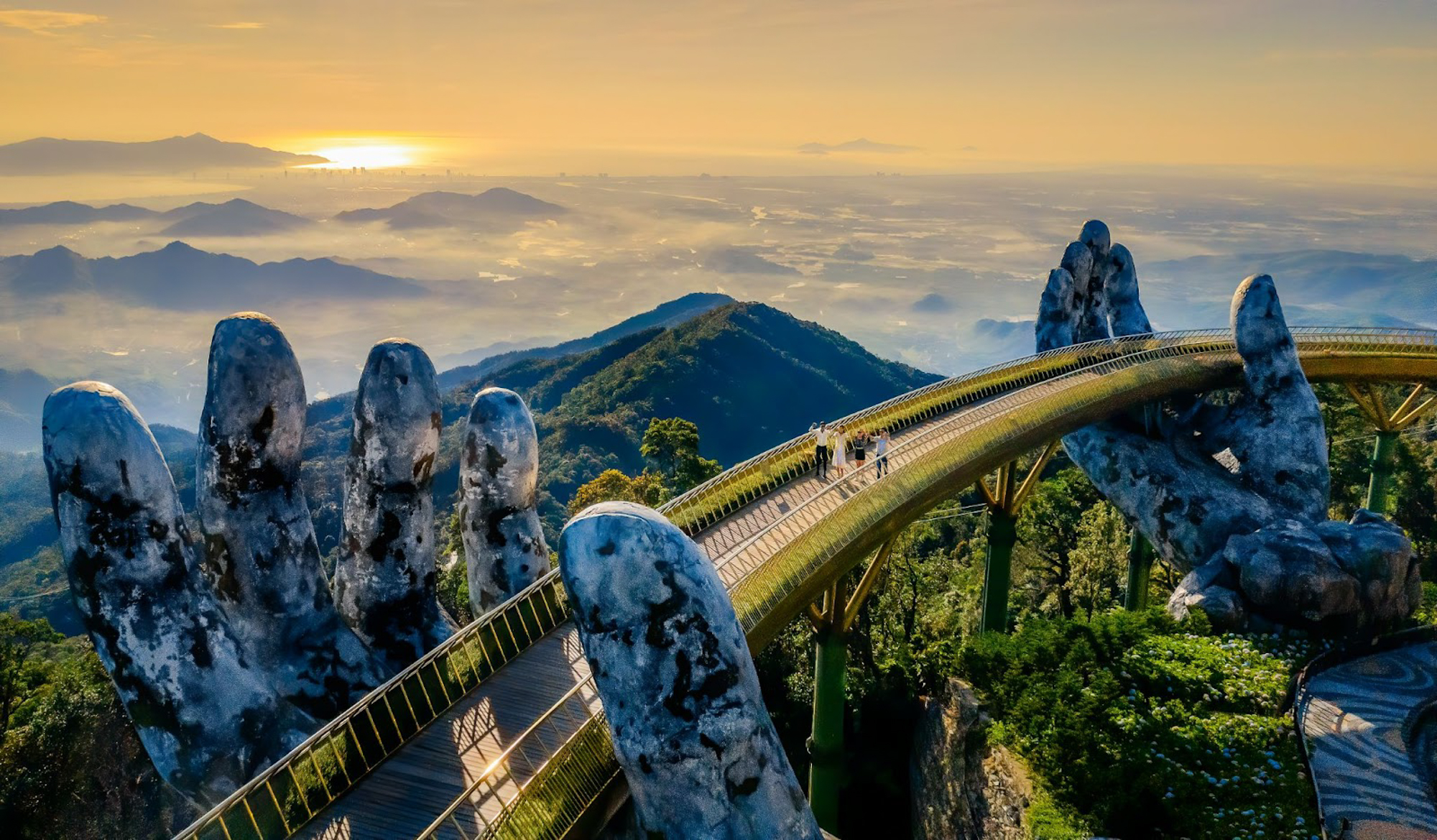 Đại chiến "Viễn chinh": Sun Group lên núi dựng kỳ quan, Vingroup lấp biển làm siêu đô thị  - Ảnh 5.