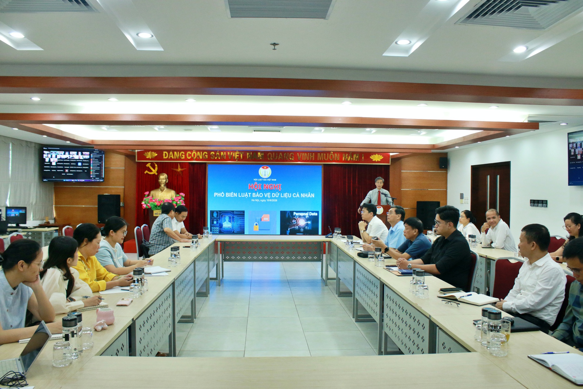 Từ đăng một bức ảnh trên mạng đến những vụ lừa đảo hàng trăm tỷ đồng - Ảnh 2.