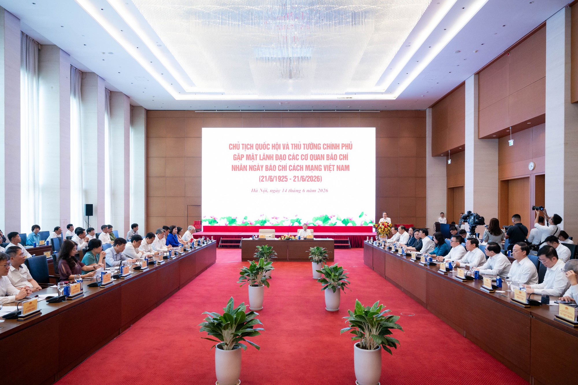 Thủ tướng Chính phủ và Chủ tịch Quốc hội gặp mặt lãnh đạo các cơ quan báo chí - Ảnh 2.