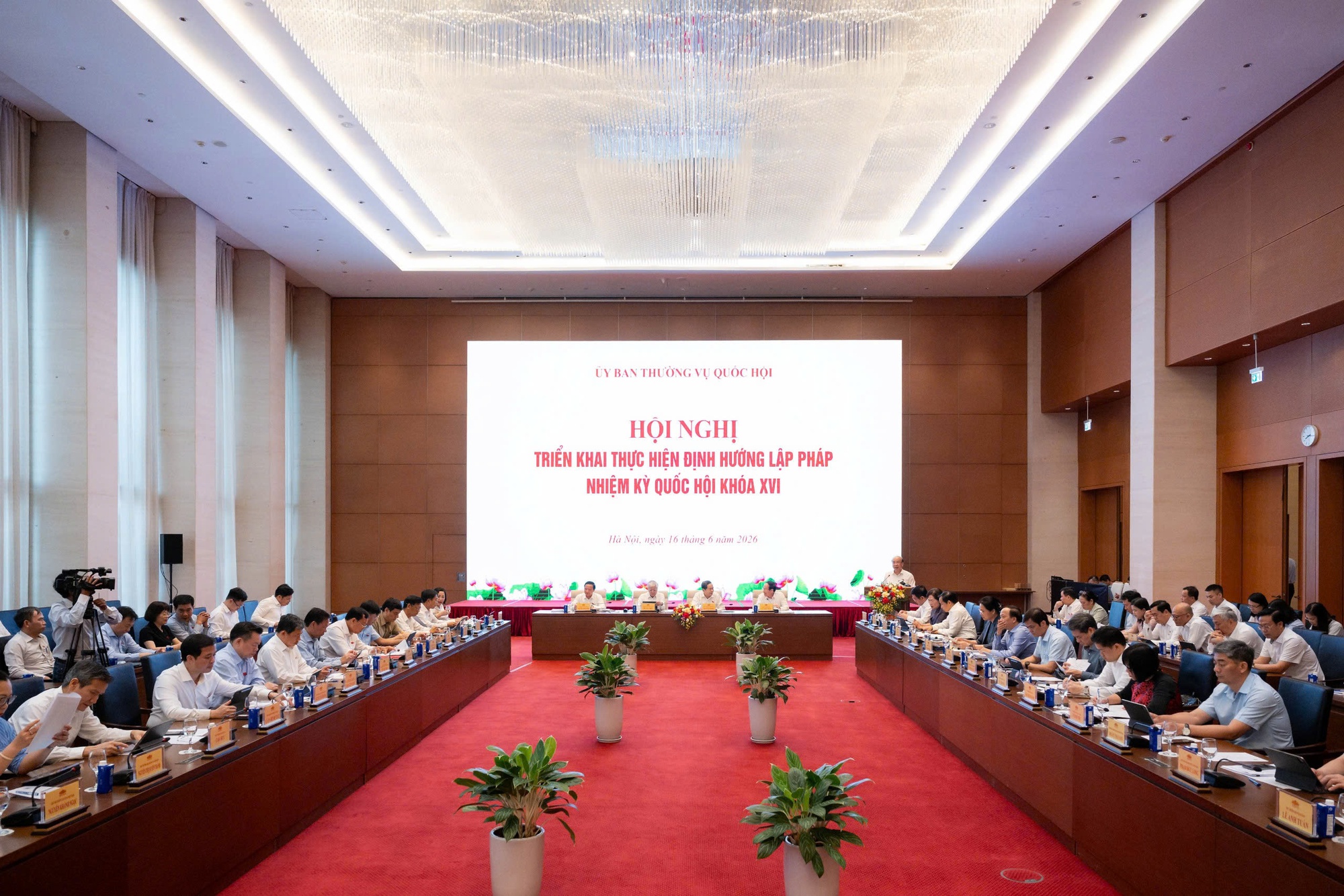 Chuyển mạnh từ "bị động chạy theo thực tiễn" sang "chủ động dẫn dắt lập pháp"- Ảnh 2.