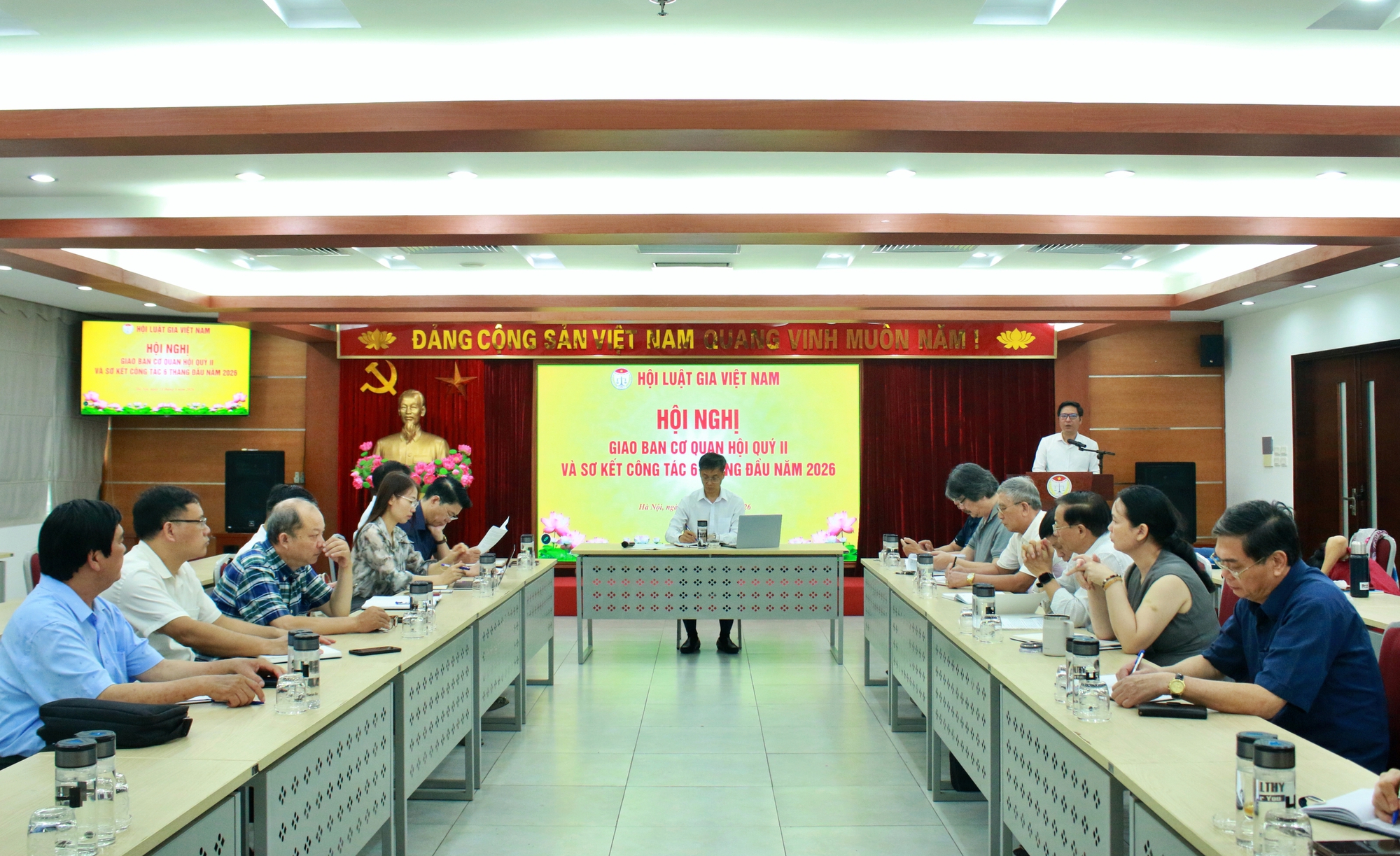 Thường trực Hội Luật gia Việt Nam họp sơ kết công tác 6 tháng đầu năm 2026 - Ảnh 4.