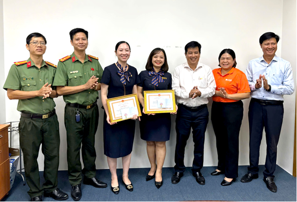 Bằng khen của Bộ Công an và dấu ấn SHB trong bảo đảm an ninh tiền tệ, an toàn hệ thống ngân hàng  - Ảnh 3.