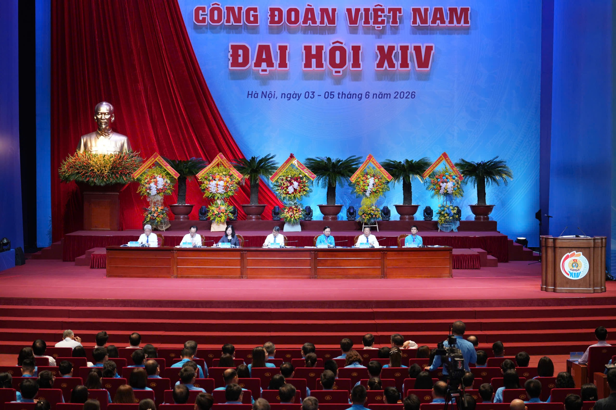 Thủ tướng: Rất chia sẻ với phần lớn người lao động hiện chưa có nhà ở, phải thuê nhà trong dân - Ảnh 2.