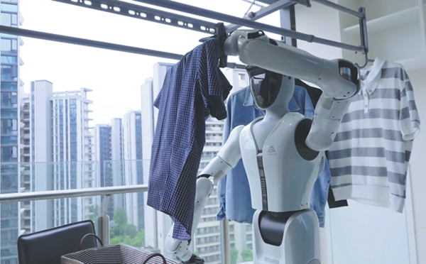Không còn là phim viễn tưởng: Một công ty Trung Quốc vừa tung ra robot quản gia thay con người làm hết việc nhà - Ảnh 1.