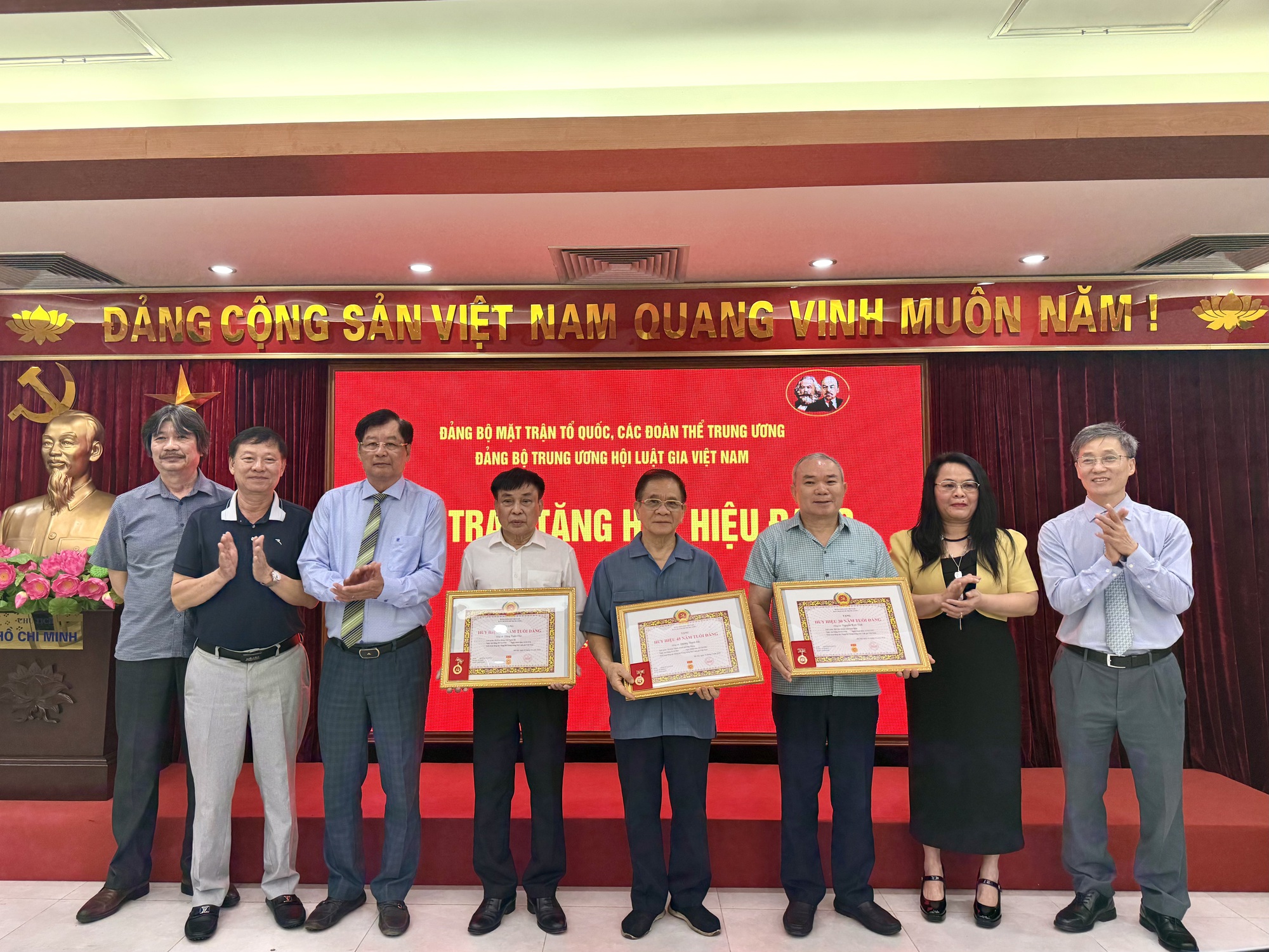 Đảng bộ Trung ương Hội Luật gia Việt Nam trao tặng Huy hiệu Đảng cho các đảng viên- Ảnh 1.