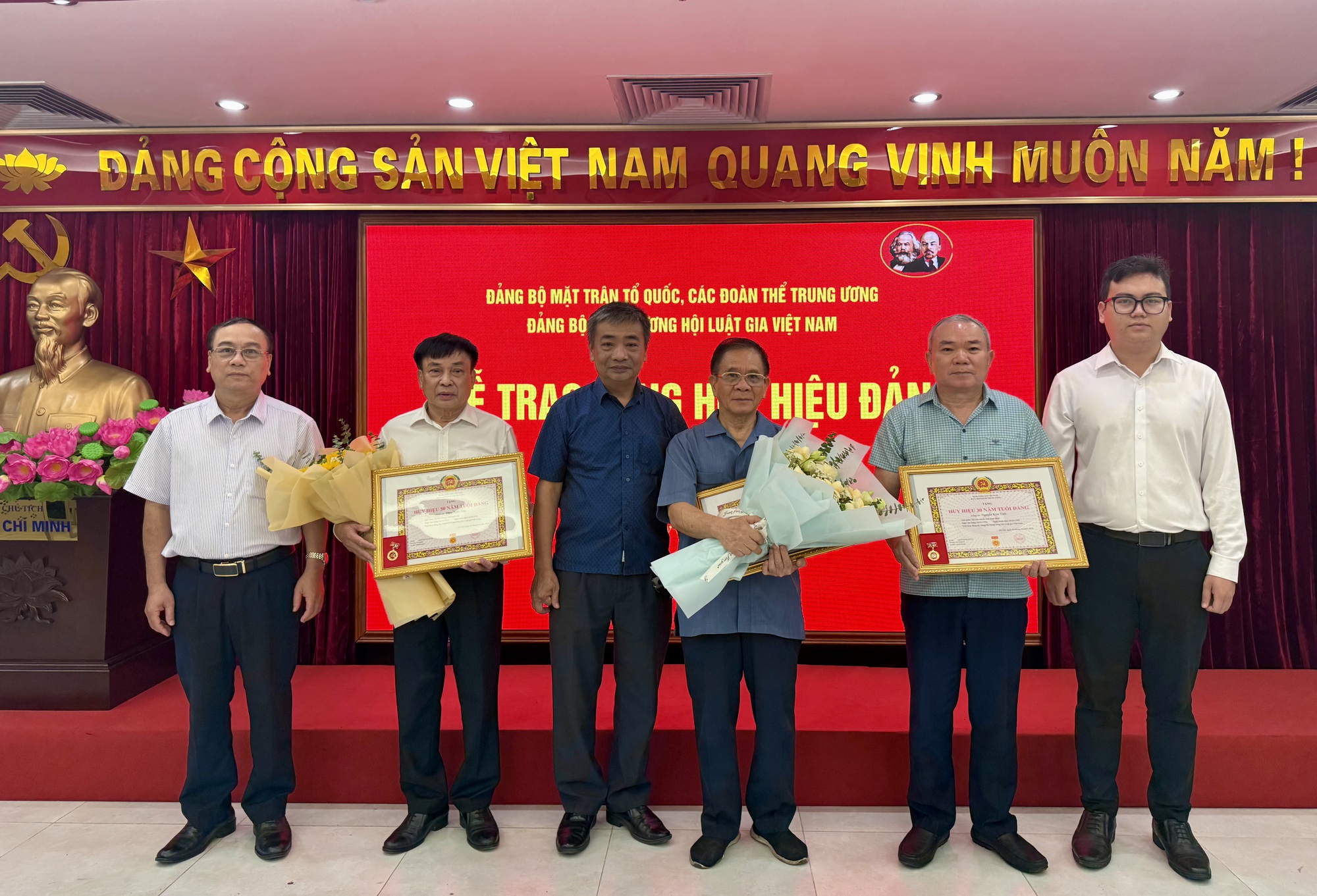 Đảng bộ Trung ương Hội Luật gia Việt Nam trao tặng Huy hiệu Đảng cho các đảng viên- Ảnh 4.