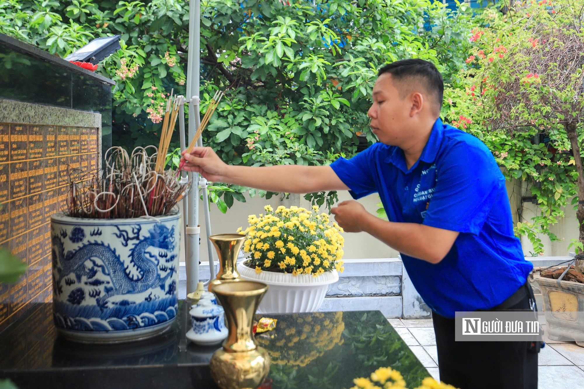 Tuổi trẻ Hội Luật gia Việt Nam dâng hương tri ân các anh hùng liệt sĩ - Ảnh 9.