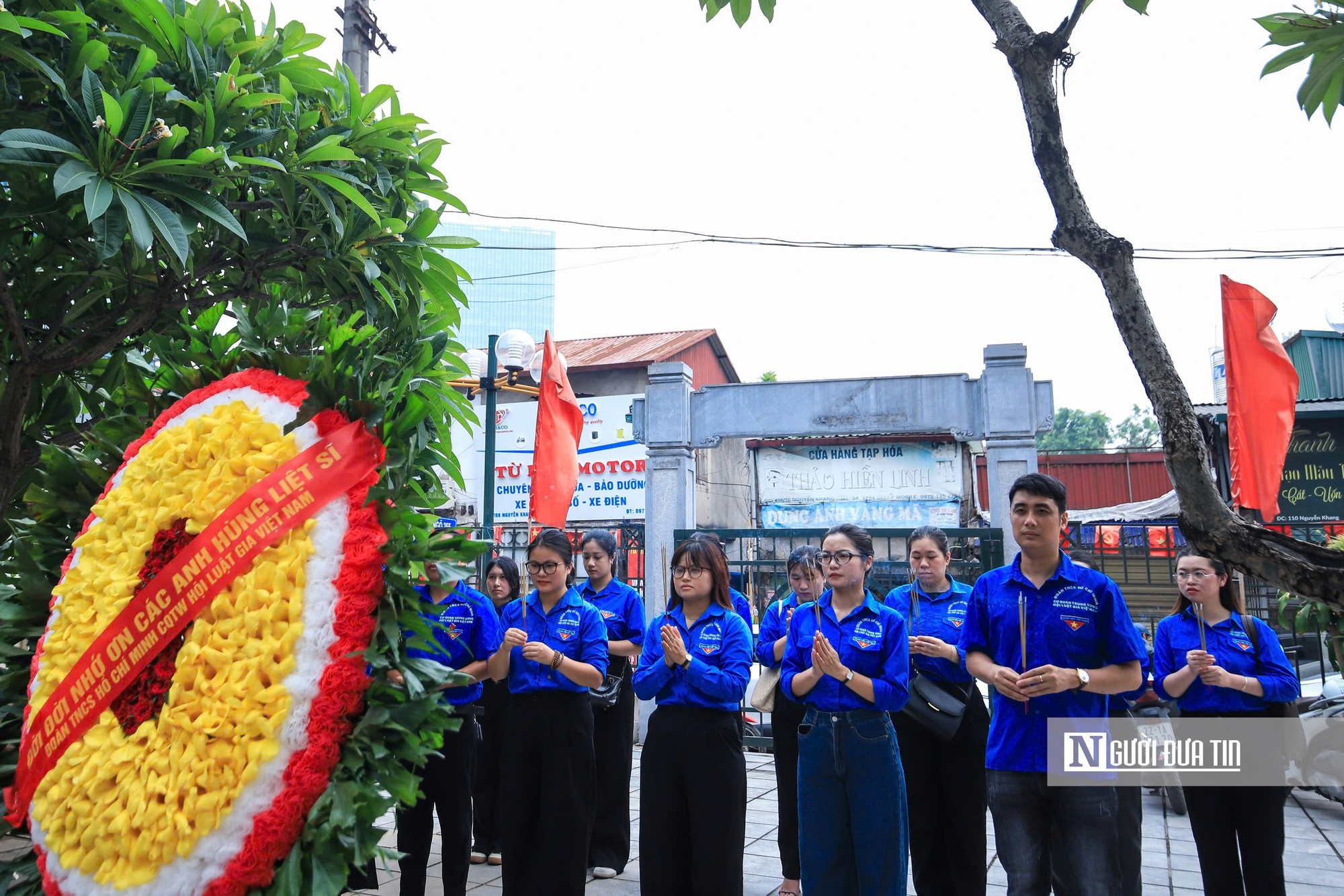 Tuổi trẻ Hội Luật gia Việt Nam dâng hương tri ân các anh hùng liệt sĩ - Ảnh 7.