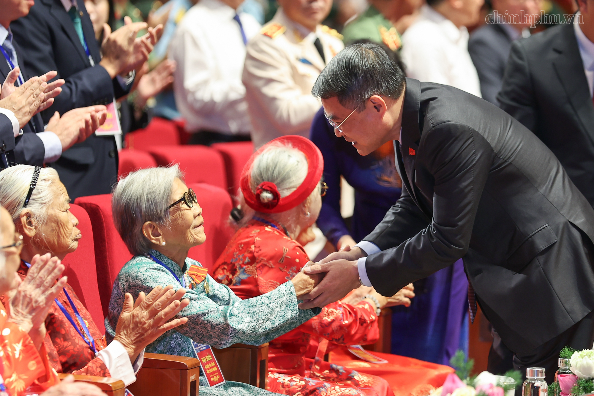 "Sự hy sinh của các thế hệ cha anh sẽ mãi mãi được khắc ghi trong lòng dân tộc" - Ảnh 1.
