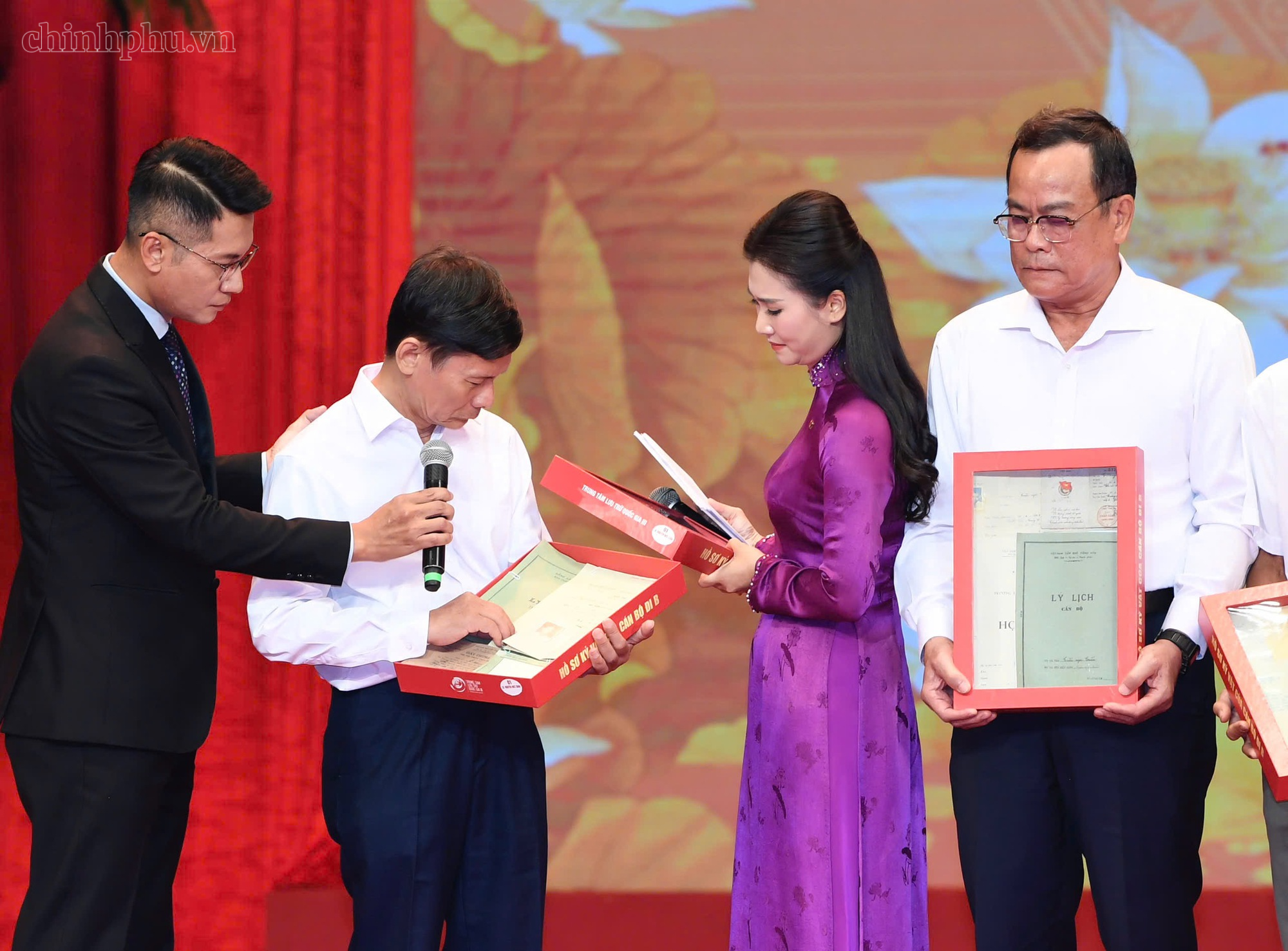 "Sự hy sinh của các thế hệ cha anh sẽ mãi mãi được khắc ghi trong lòng dân tộc" - Ảnh 4.