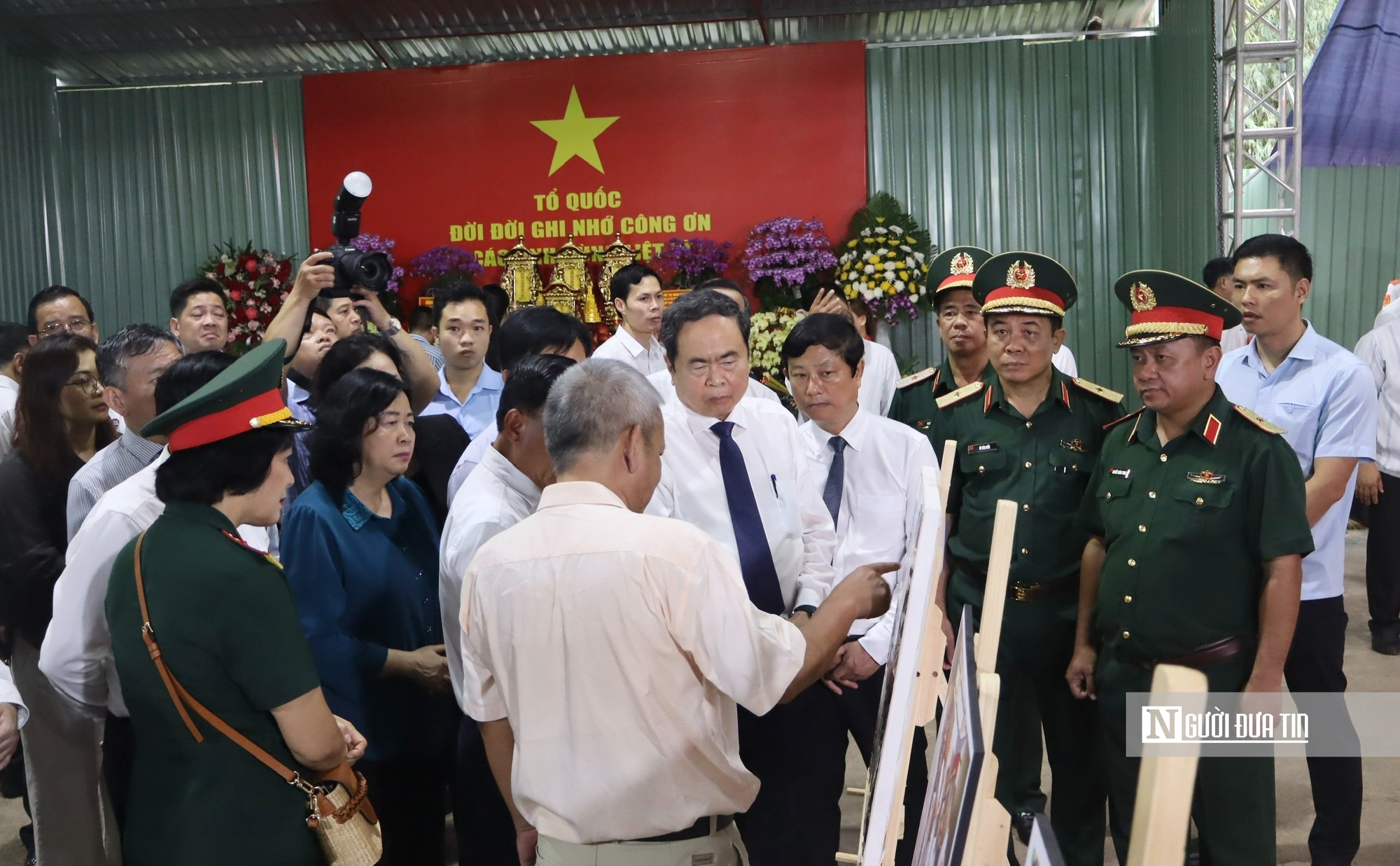 Chủ tịch Quốc hội Trần Thanh Mẫn dâng hương, dâng hoa anh hùng liệt sĩ tại Công viên Lê Thị Riêng - Ảnh 6.