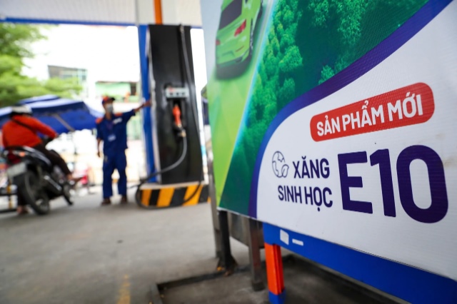 Giá xăng E10 giảm 400 đồng/lít - Ảnh 1.