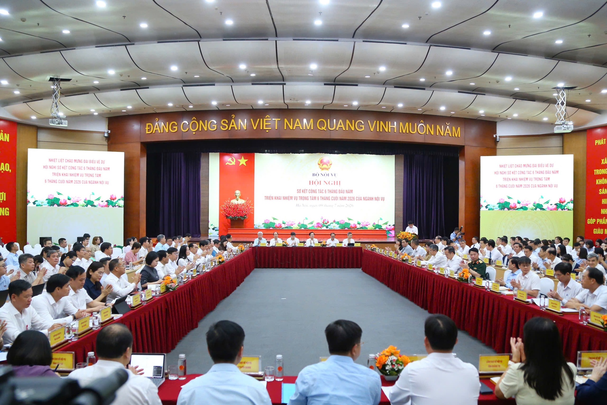 Bộ Nội vụ sẽ tiếp tục nghiên cứu, đề xuất phương án cải cách tiền lương mới - Ảnh 2.