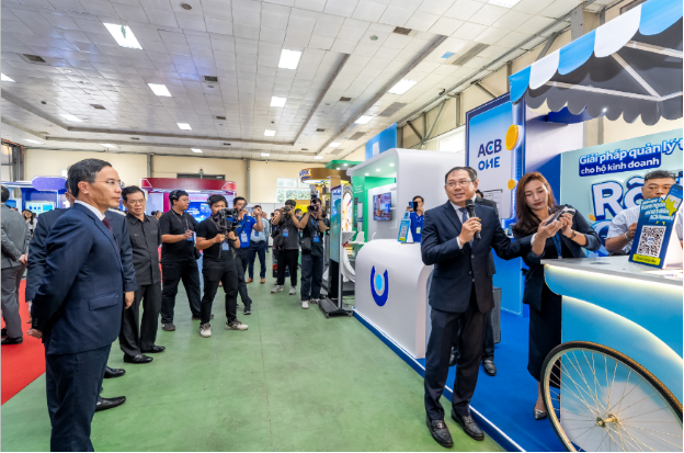 Tổng Giám đốc ACB “đóng vai” hộ kinh doanh, kể câu chuyện chuyển đổi số bằng trải nghiệm thực tế  - Ảnh 2.