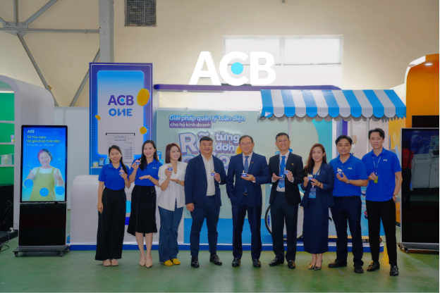 Tổng Giám đốc ACB “đóng vai” hộ kinh doanh, kể câu chuyện chuyển đổi số bằng trải nghiệm thực tế  - Ảnh 3.