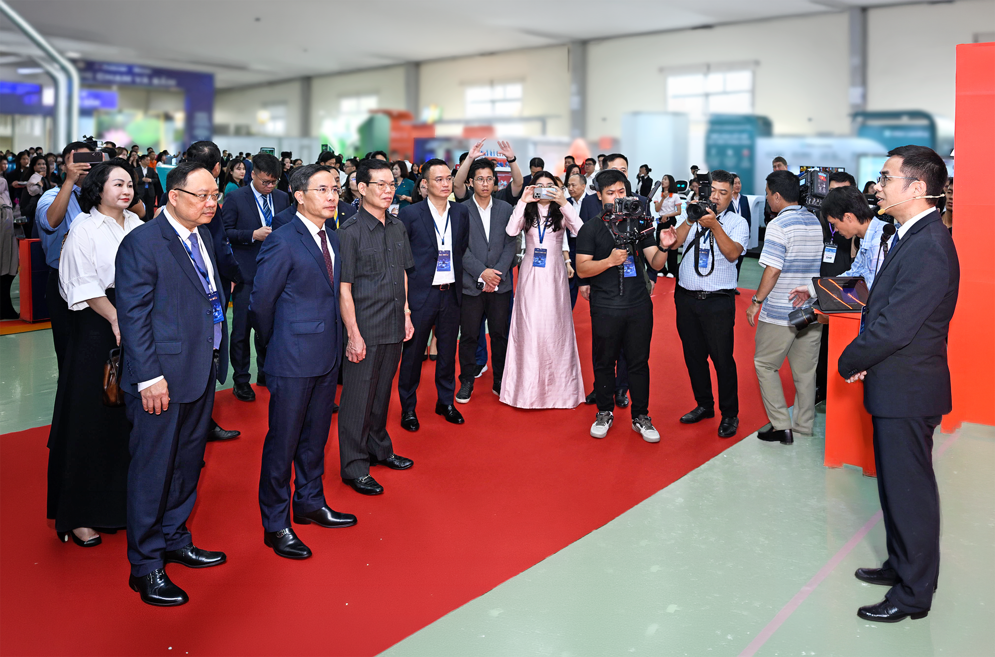 SHB SAHA Shop gây ấn tượng tại sự kiện Chuyển đổi số ngành Ngân hàng 2026- Ảnh 1.
