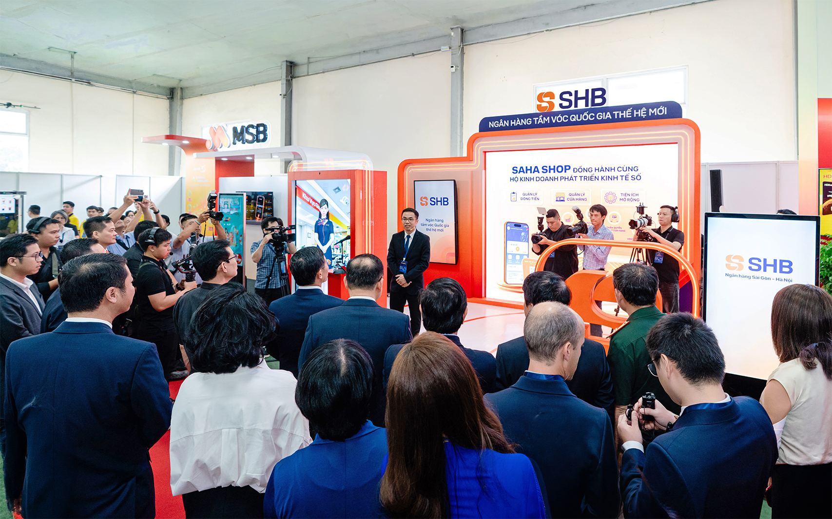 SHB SAHA Shop gây ấn tượng tại sự kiện Chuyển đổi số ngành Ngân hàng 2026- Ảnh 2.
