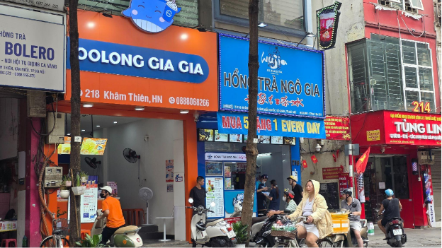 Một đoạn phố ở Hà Nội thành “thánh địa” trà sữa 7-15k: Các quán chen nhau mở cửa hàng, chỉ vài bước chân lại gặp một quán  - Ảnh 3.