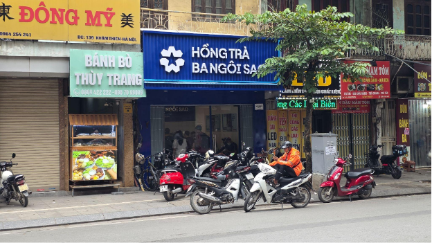 Một đoạn phố ở Hà Nội thành “thánh địa” trà sữa 7-15k: Các quán chen nhau mở cửa hàng, chỉ vài bước chân lại gặp một quán  - Ảnh 4.