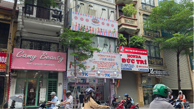 Một đoạn phố ở Hà Nội thành “thánh địa” trà sữa 7-15k: Các quán chen nhau mở cửa hàng, chỉ vài bước chân lại gặp một quán  - Ảnh 6.
