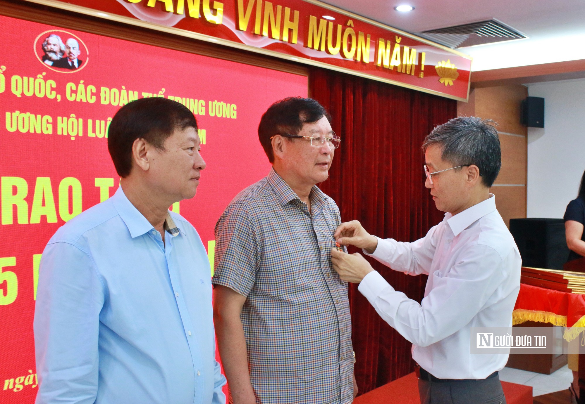 Trao Huy hiệu 35 năm tuổi Đảng cho 5 đảng viên Trung ương Hội Luật gia Việt Nam - Ảnh 2.