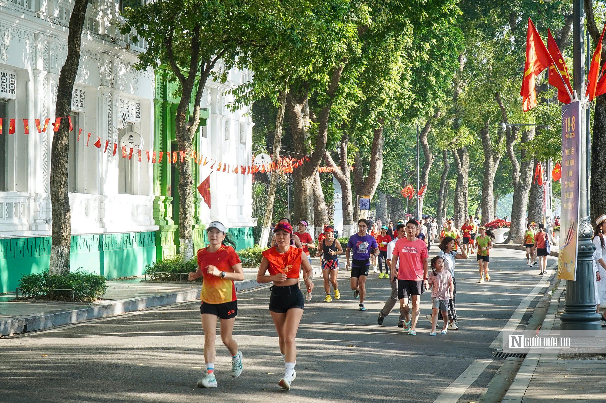 Hà Nội: Người dân rộn ràng xuống phố mừng Quốc khánh 2/9- Ảnh 12.