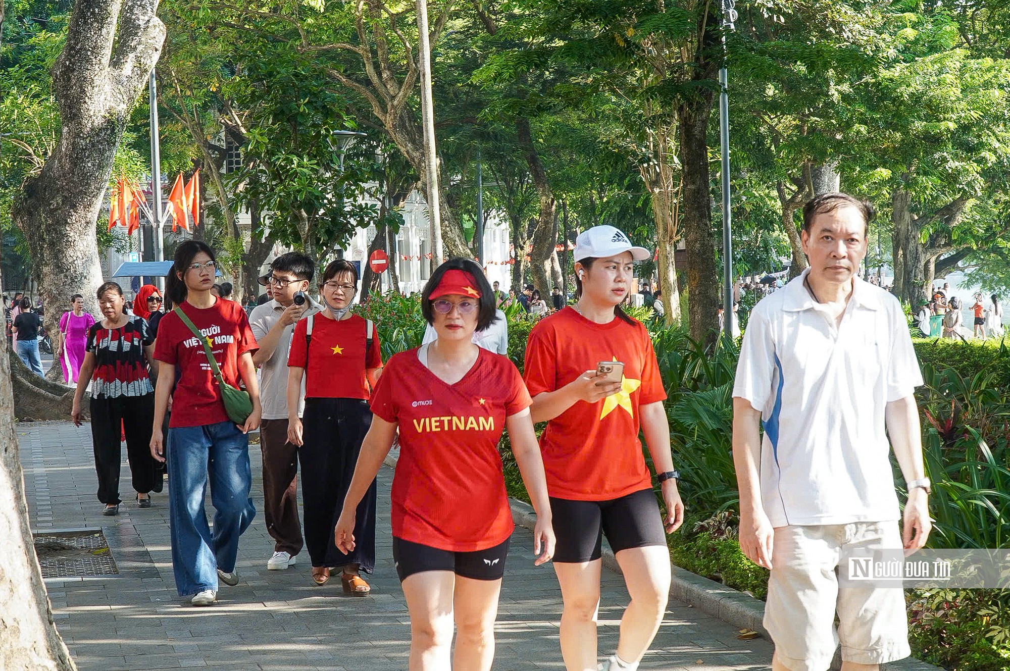 Hà Nội: Người dân rộn ràng xuống phố mừng Quốc khánh 2/9- Ảnh 11.