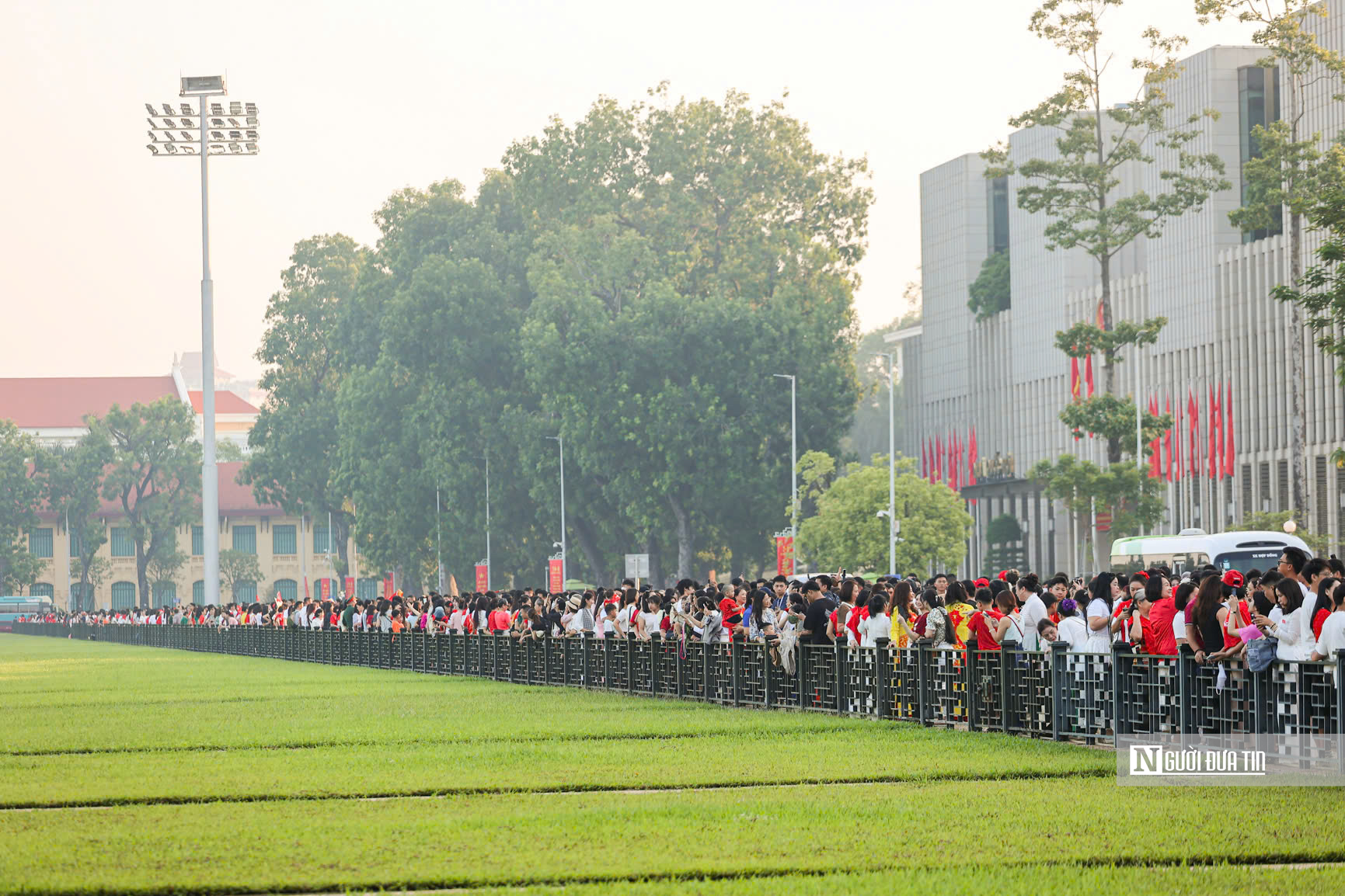 Hà Nội: Người dân rộn ràng xuống phố mừng Quốc khánh 2/9- Ảnh 2.