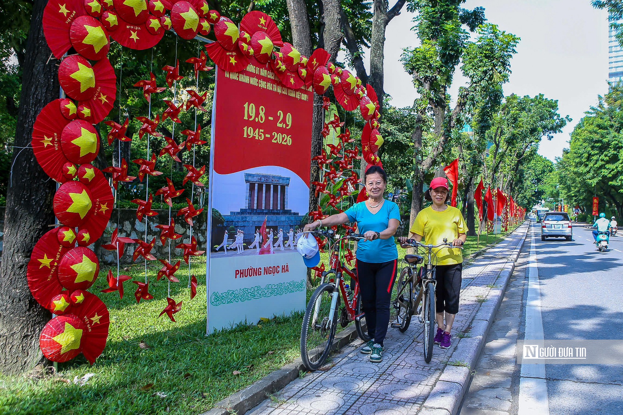Hà Nội: Người dân rộn ràng xuống phố mừng Quốc khánh 2/9- Ảnh 15.