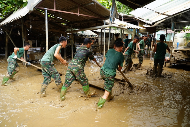 Hỗ trợ người dân khắc phục hậu quả sau bão lũ, khôi phục cuộc sống- Ảnh 13.