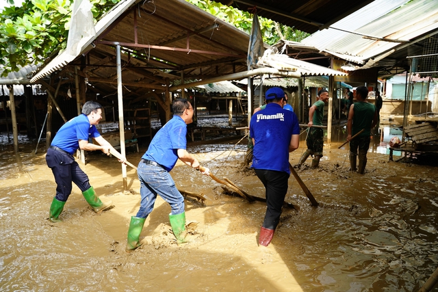 Hỗ trợ người dân khắc phục hậu quả sau bão lũ, khôi phục cuộc sống- Ảnh 15.