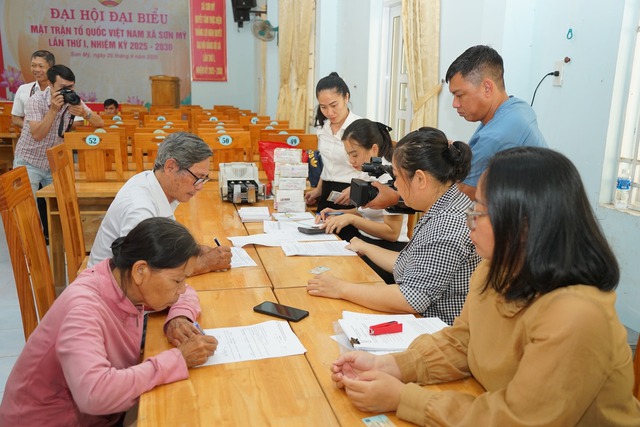 Người dân khu vực này của tỉnh Lâm Đồng vui mừng khi được chi trả tiền đền bù GPMB dự án KCN Sơn Mỹ 1 hơn 1.000 ha - Ảnh 1.