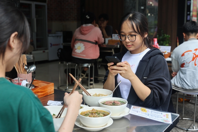 Báo cáo thị trường F&B: Người Việt đổ xô đi ăn trưa ngoài hàng, nhưng "săn" bữa ăn dưới 30.000 đồng - Ảnh 1.